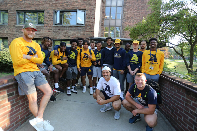 Volunteers helping at Move-in day for new students