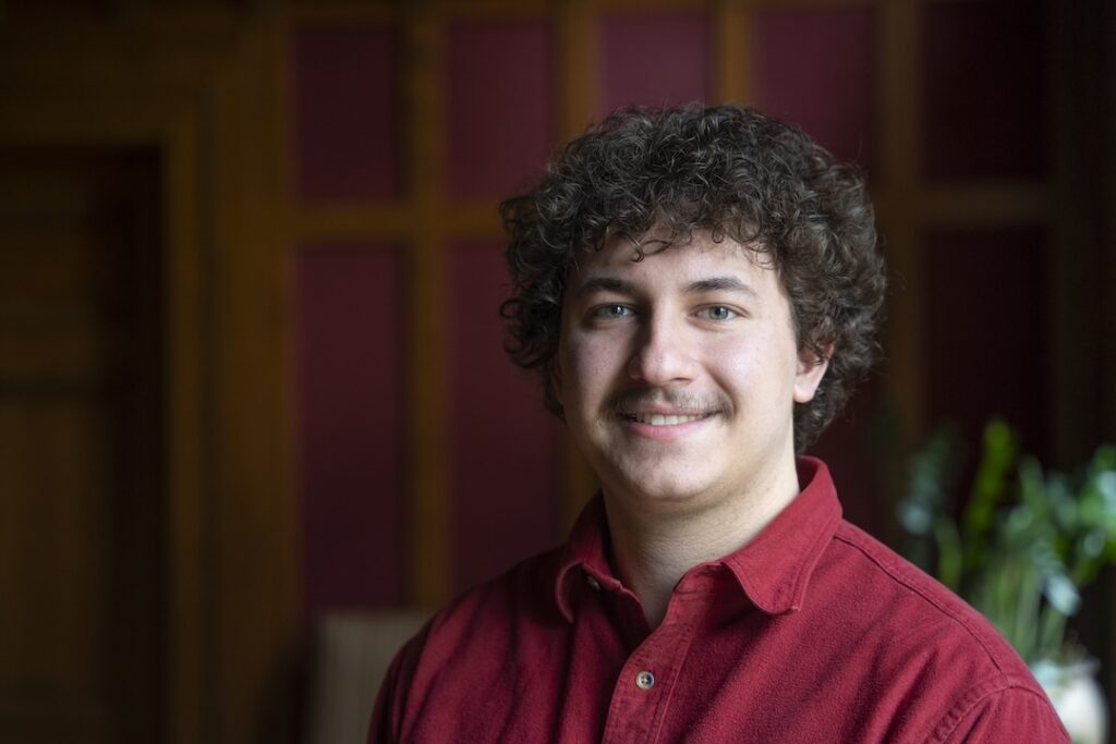 Headshot of Ben Stavnezer