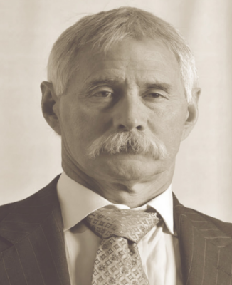 Headshot of Dr. Ernest Moore, Jr. ’68